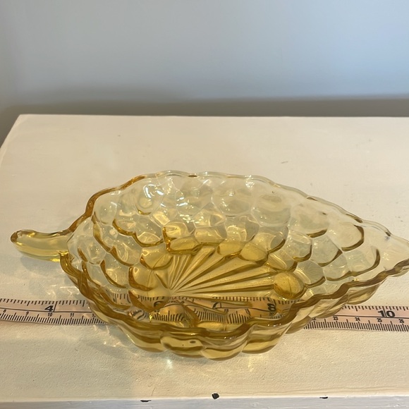 Colored glass small dish shape as cluster of grapes vintage collectible - Picture 3 of 3